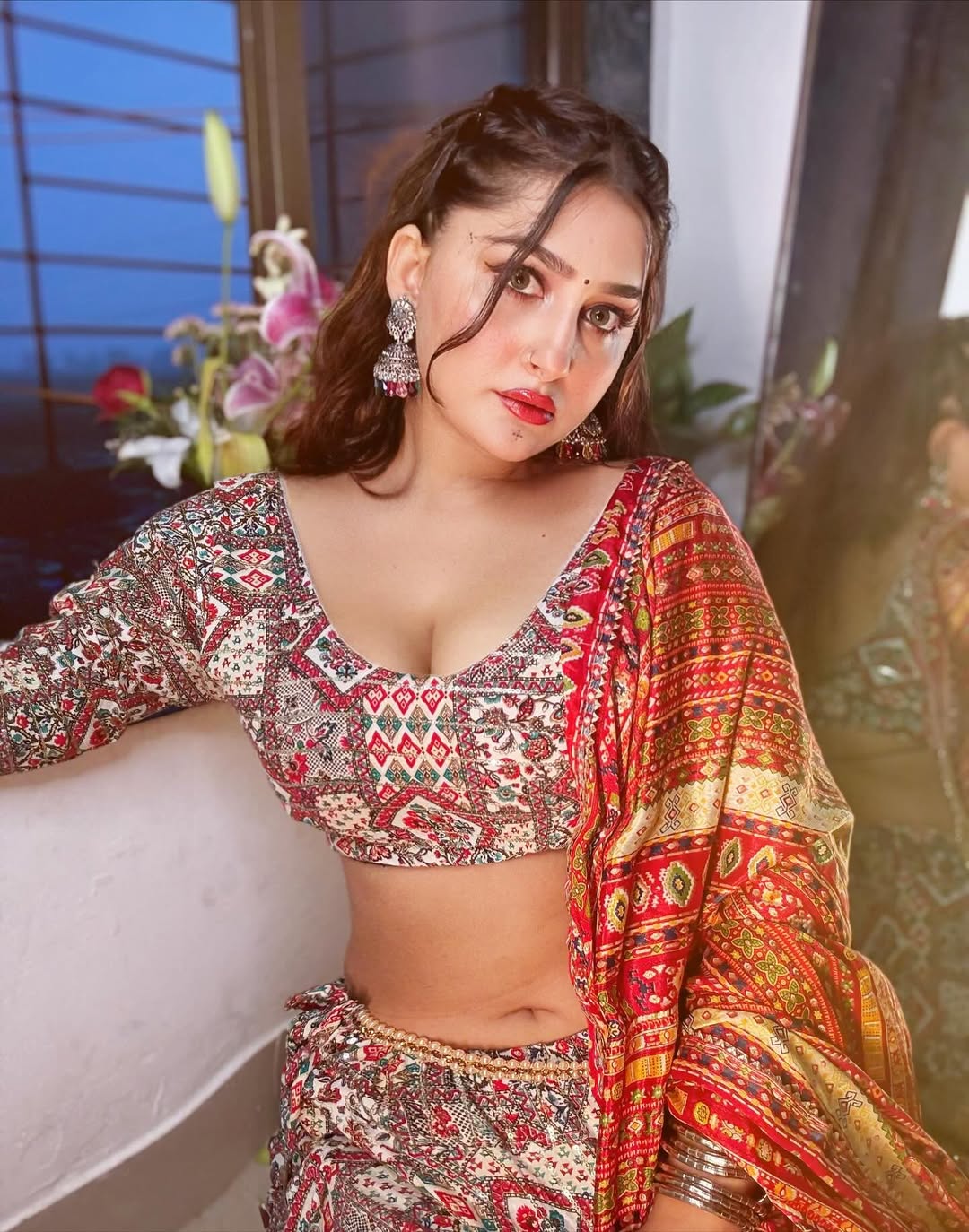 Anjita Flaunts Her Toned Navel In Ethnic Wear