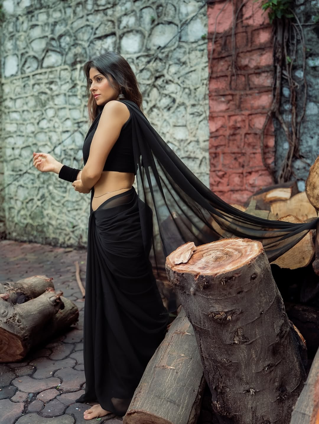 The actress shows off her delicate silver belly chain and anklet.