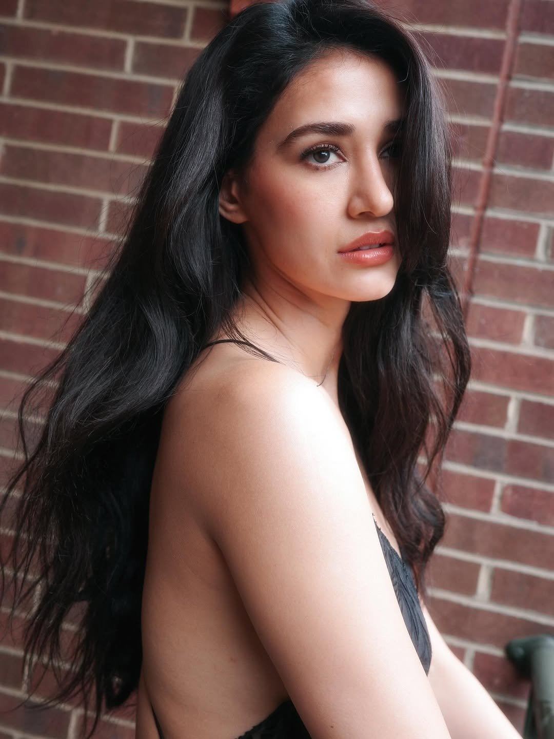 Striking Disha Patani wows crowd with glamorous black dress moment
