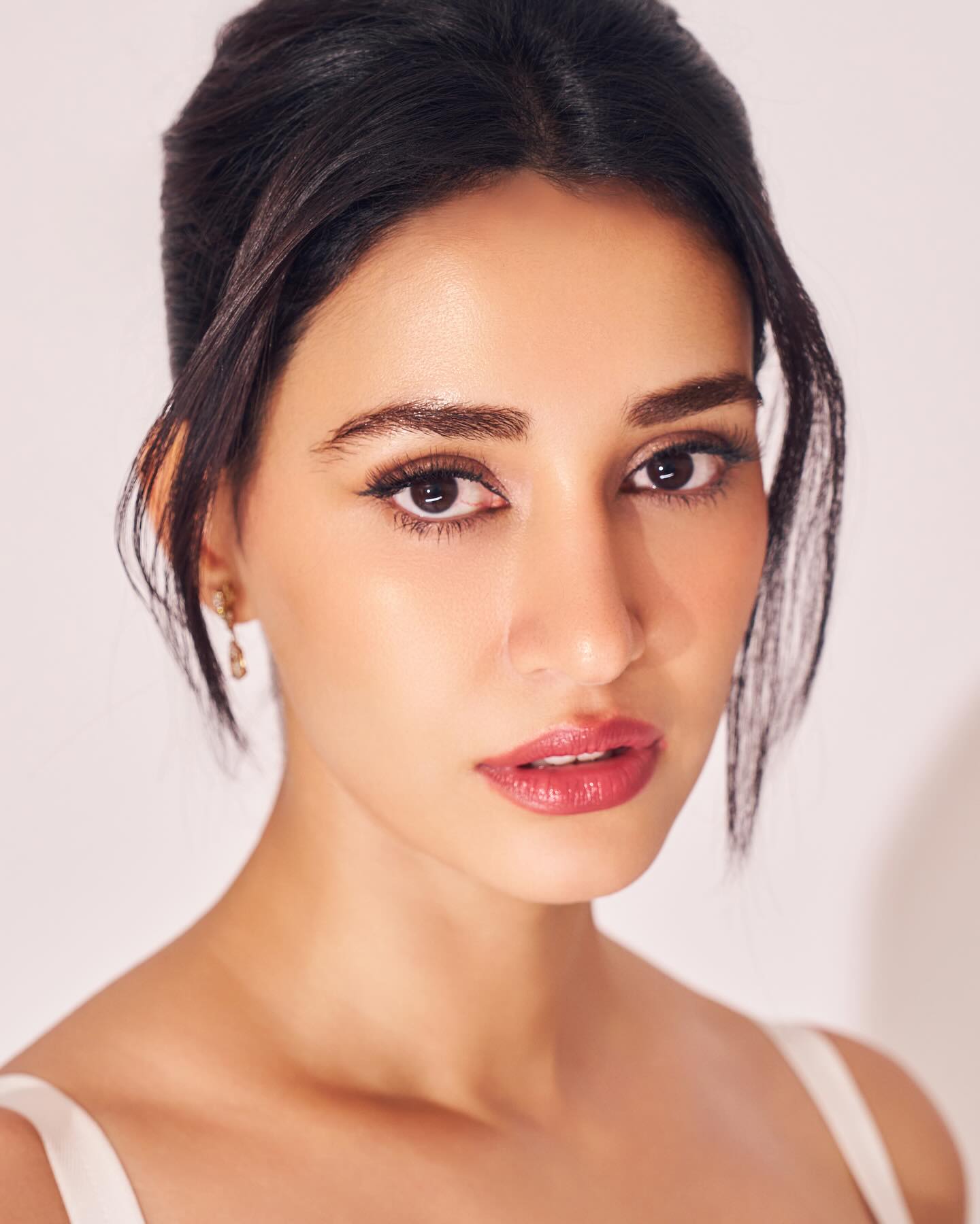 Disha Patani Highlights Her Curves In A Lace Look