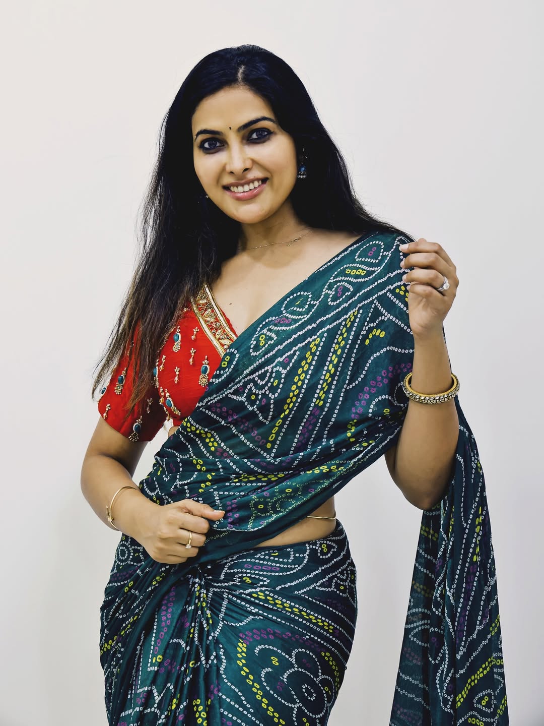 Divi Vadthya looks absolutely radiant in a green Bandhani saree.