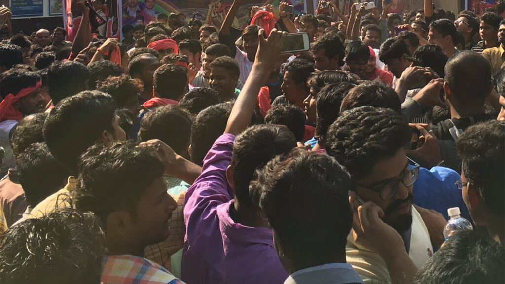 Fake fan reactions in theatres