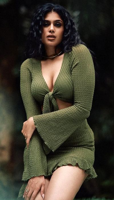 Faria flaunts her toned physique in a trendy, textured co-ord.