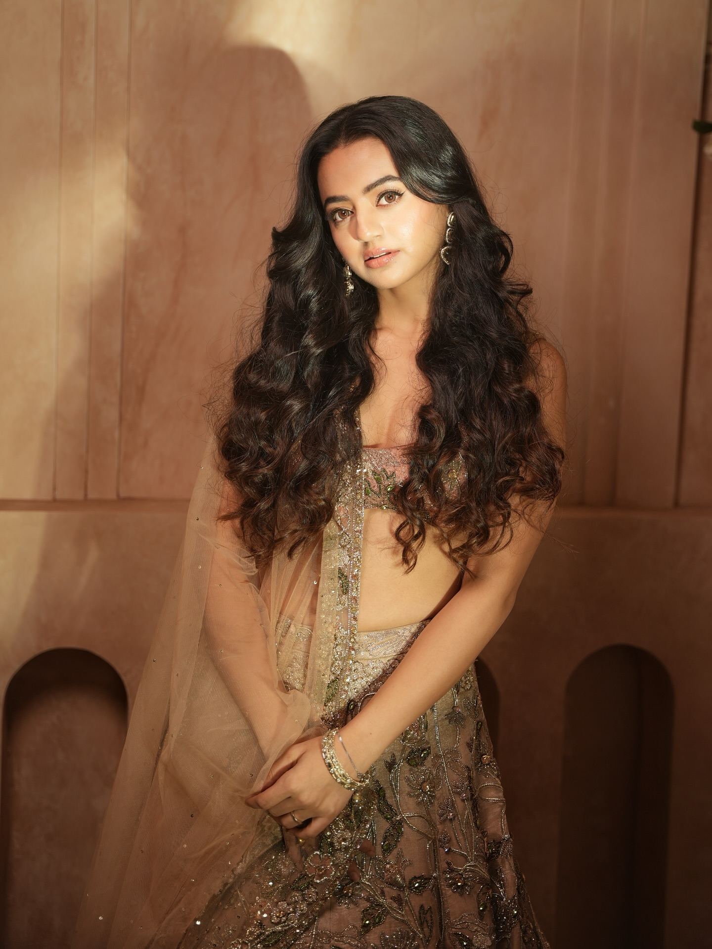 Helly Shah Elegant Lehenga Look Flaunting Curves