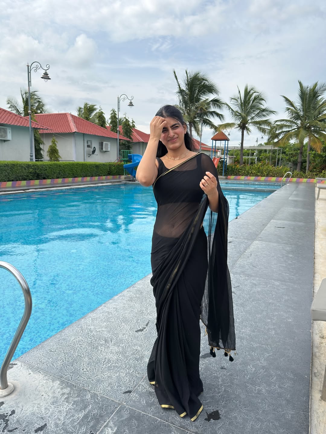 Hrithi’s stylish look dazzles the crowd with grace