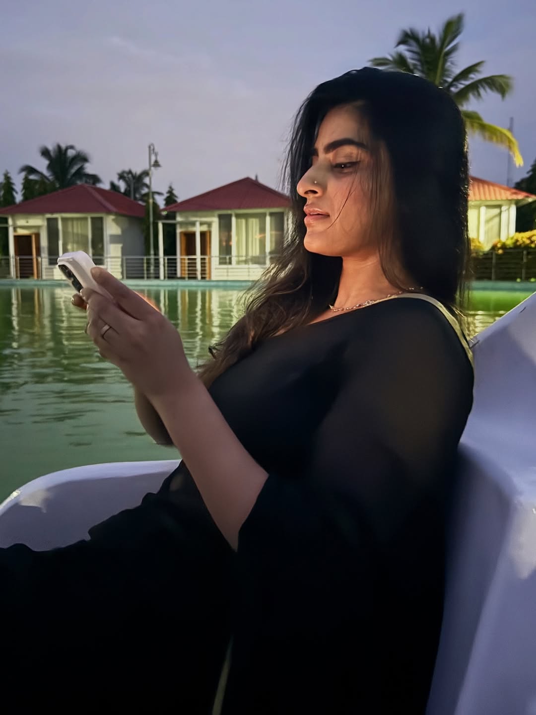 Hrithi’s glowing presence enchants the audience effortlessly