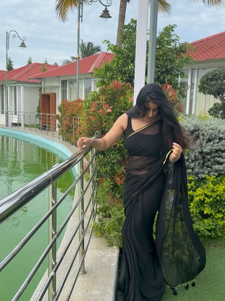 Gorgeous Hrithi captures hearts with her sweetest aura