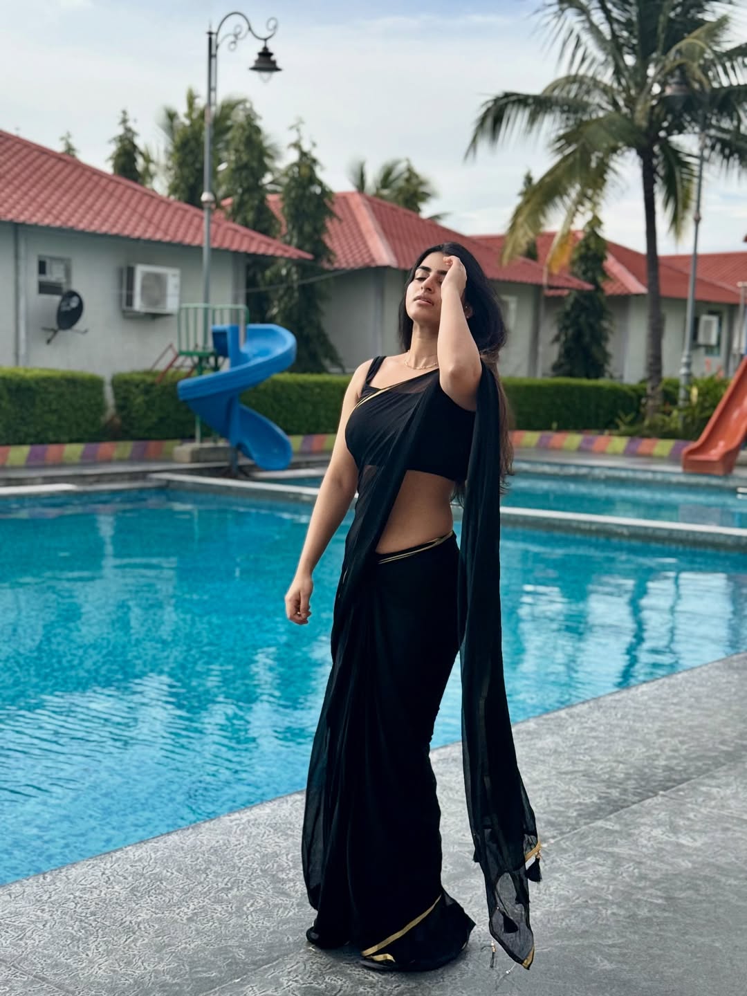 Hrithi’s sweetest smile steals the spotlight with pure elegance