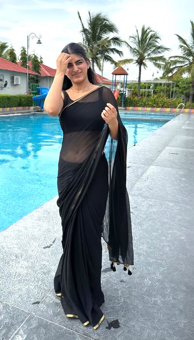 Hrithi exudes glamour as her charm steals the show