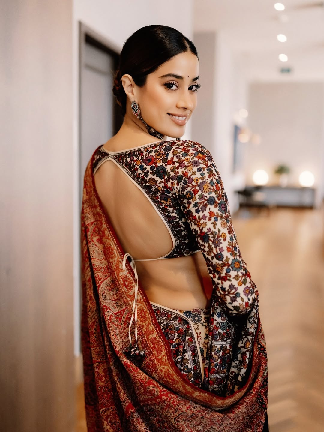 Graceful Janhvi Kapoor in Her Absolute Best Form dazzling in chic fashion