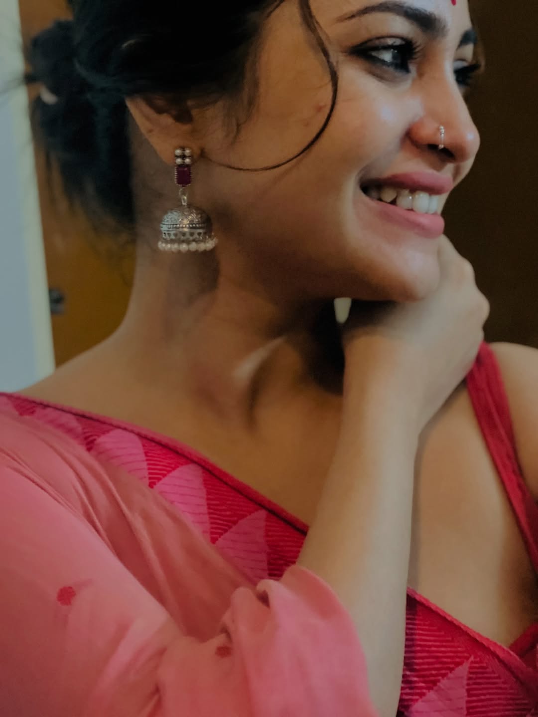 Hot Look Jesmin Roy radiates charm with graceful confidence