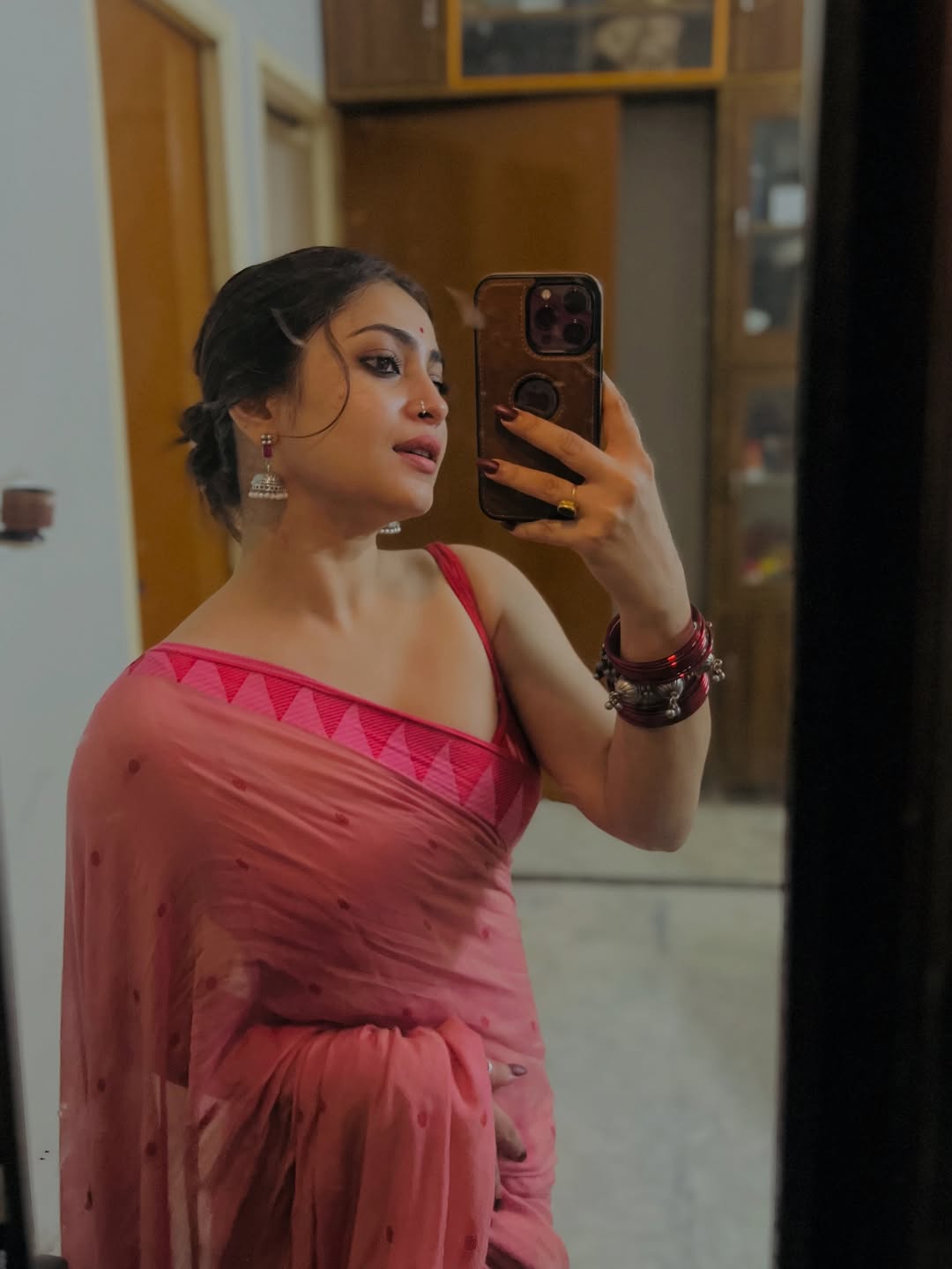 Jesmin Roy Hot Look shows simplicity with striking glamour style