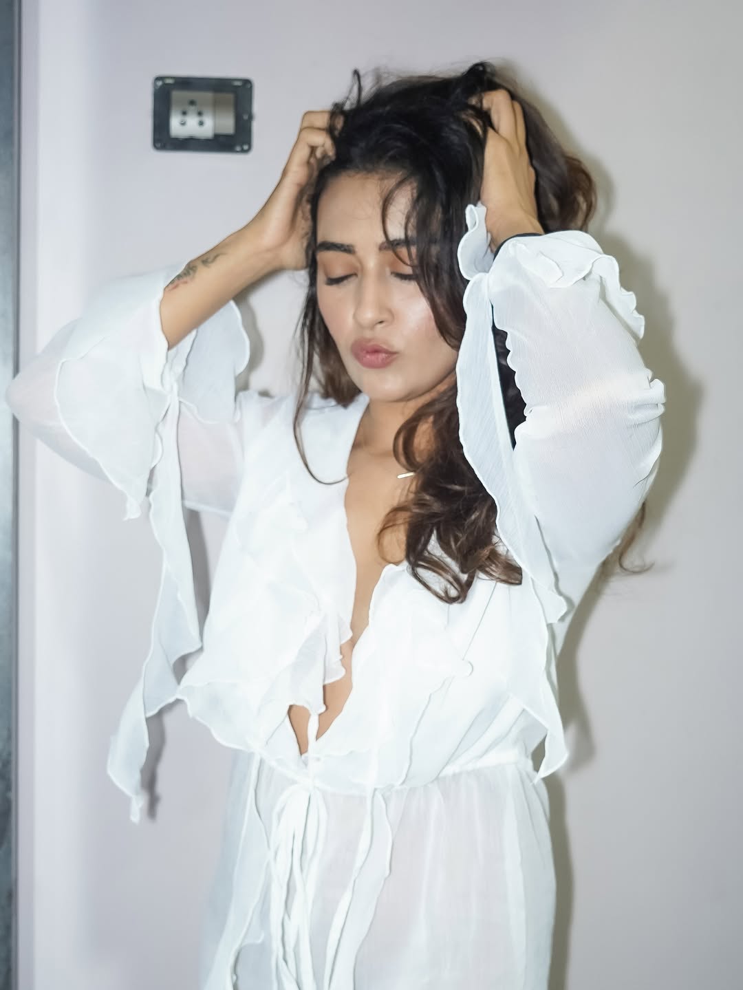 Jinal Joshi stunning look highlights charm with chic fashion.