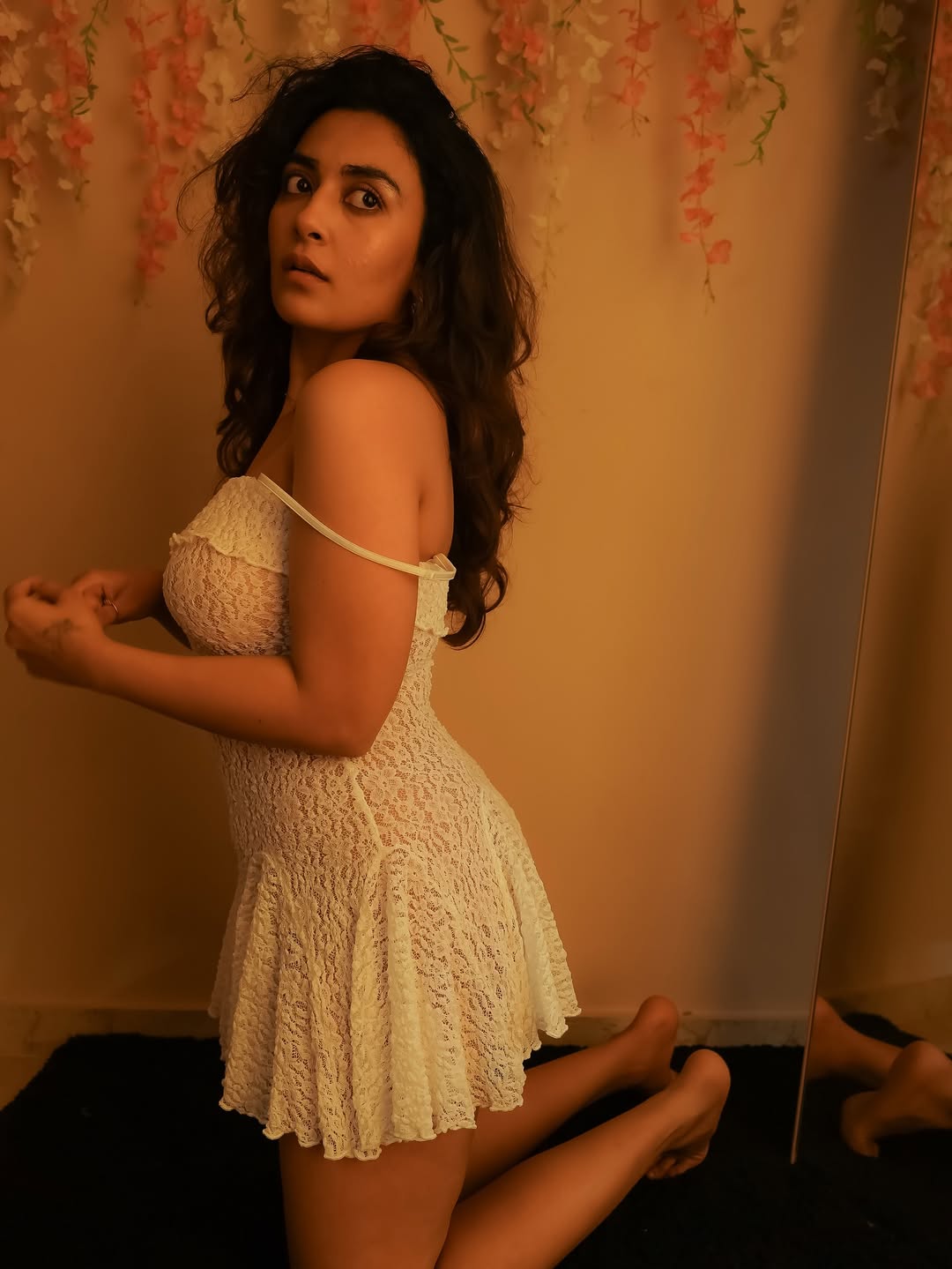 Radiating charm, Jinal Joshi’s Chic Look is Ultra Hot in photos.