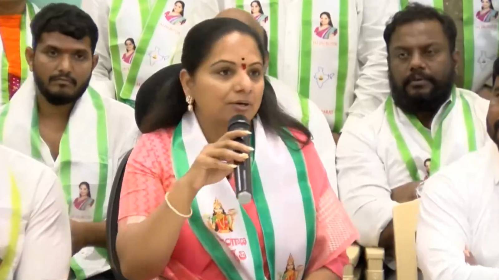 Kalvakuntla Kavitha defending KCR