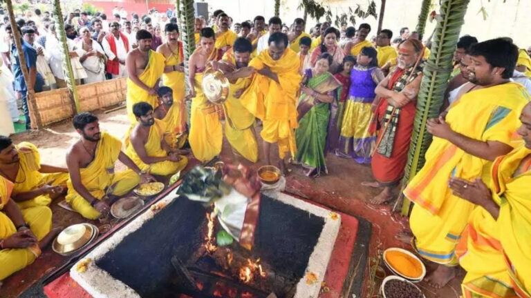 KCR performs Maha Ganapati homam