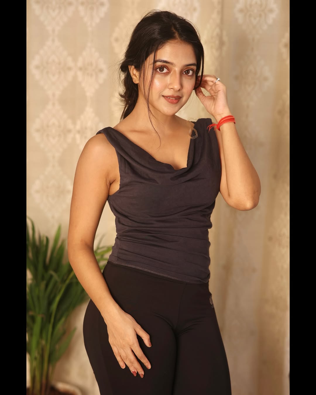Khushi Dubey stuns in black outfit, flaunting curves with confident pose