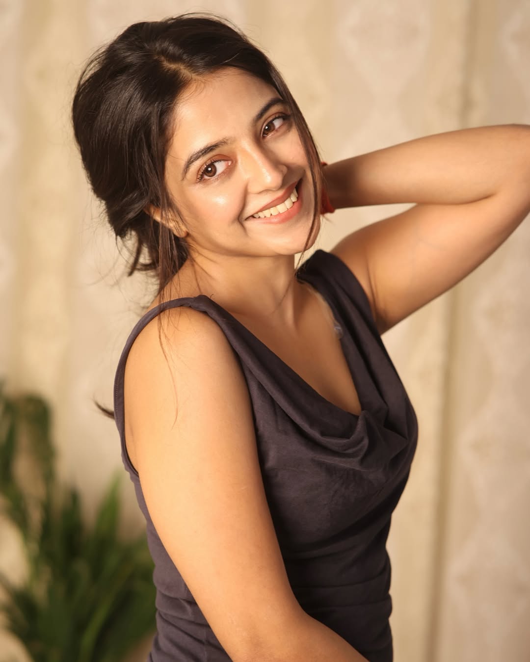 Khushi Dubey poses effortlessly, showing off stunning figure and killer style