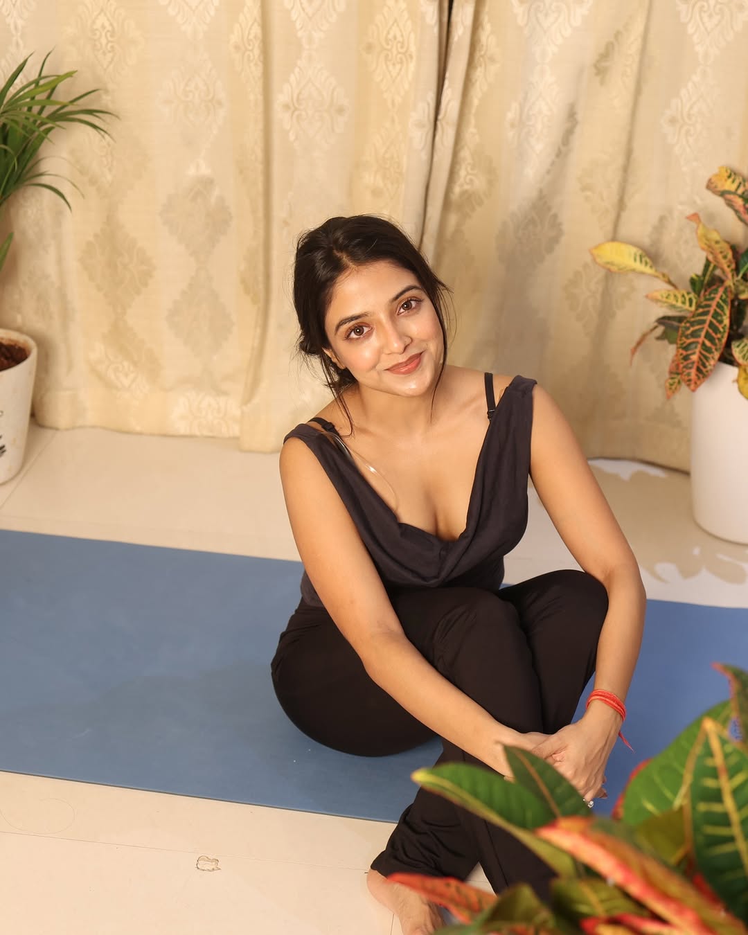 Khushi Dubey’s radiant smile elevates her glamorous yet relaxed fashion vibe