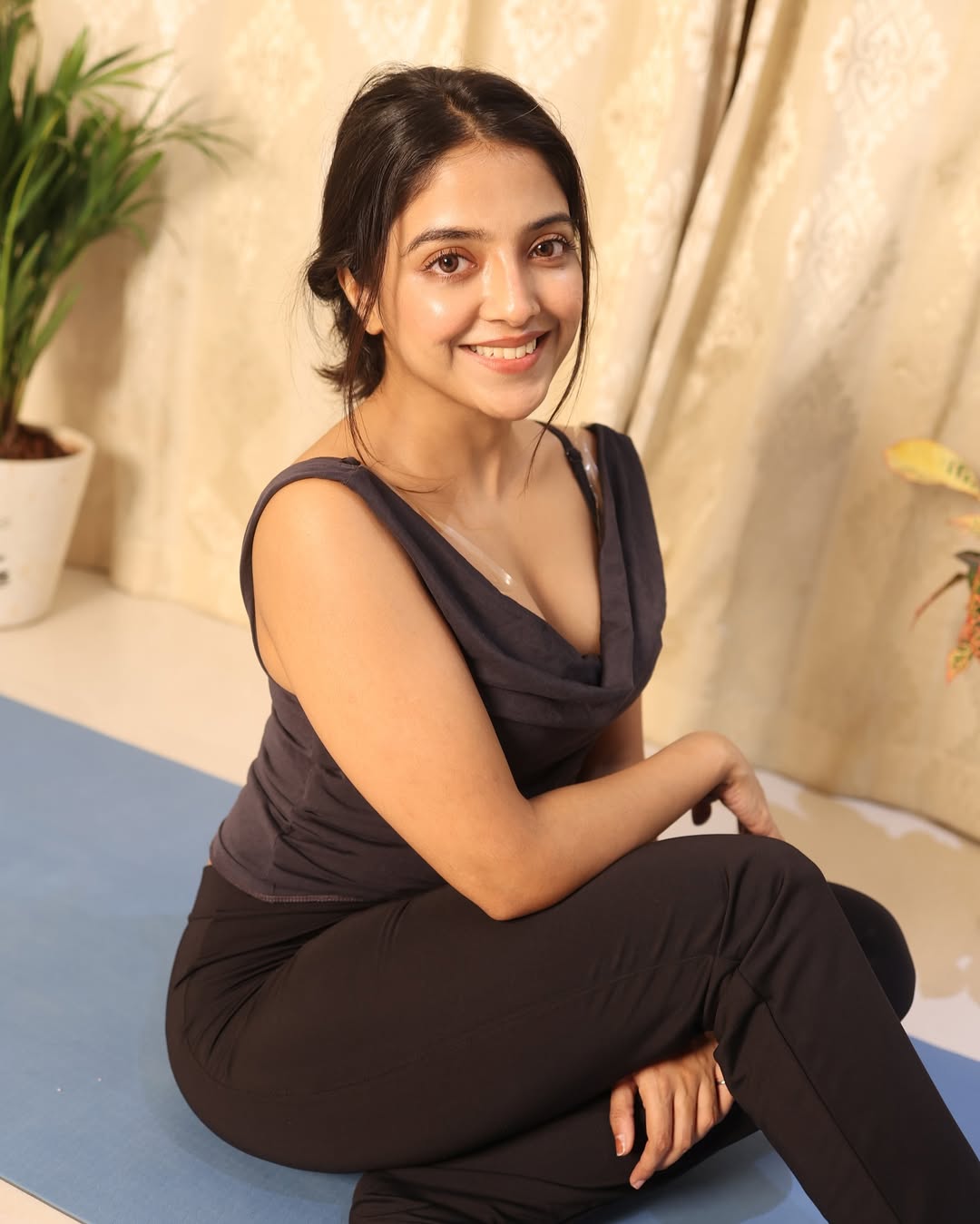 Khushi Dubey serves major fashion inspiration with playful casual glam look