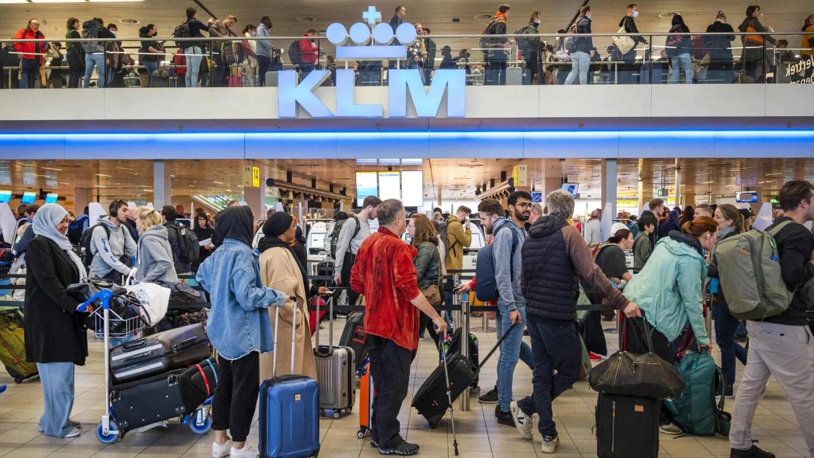 KLM baggage delay at Amsterdam airport