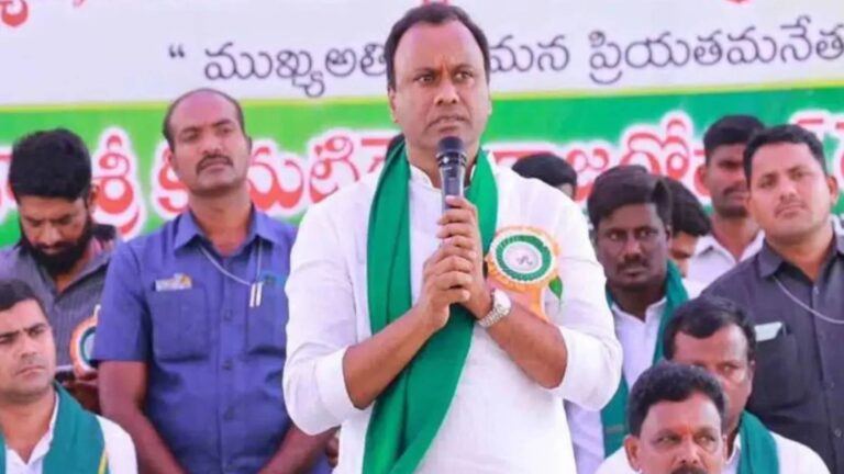 Rajagopal Reddy addressing farmers protest