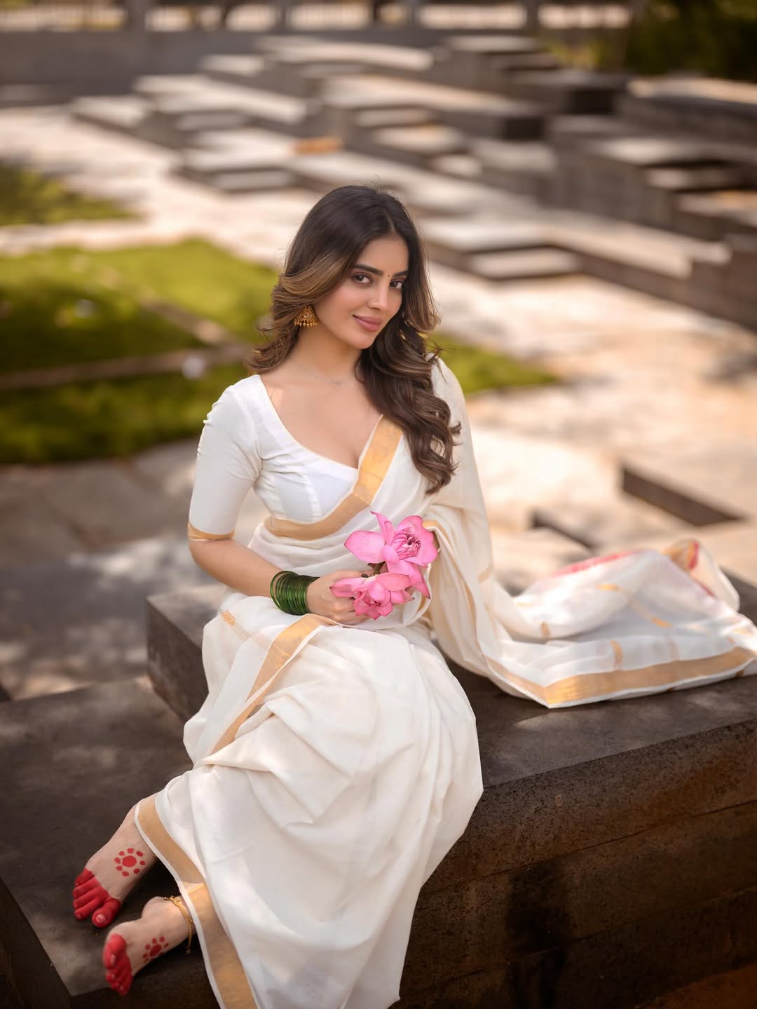 Captivating presence in Girl Next Door Charm, Kushitha Kallapu Hotness photos.