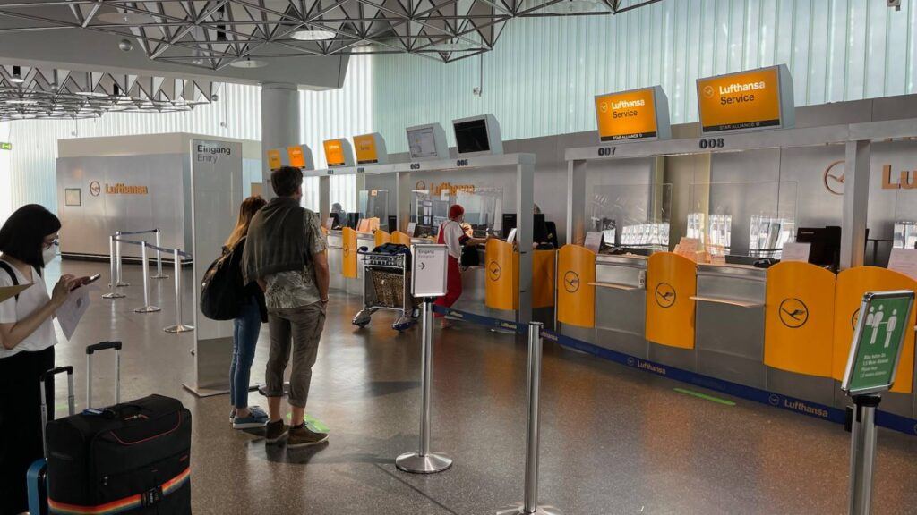 Lufthansa passenger tracks missing bag