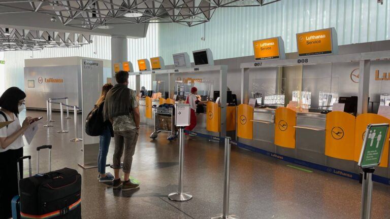 Lufthansa passenger tracks missing bag