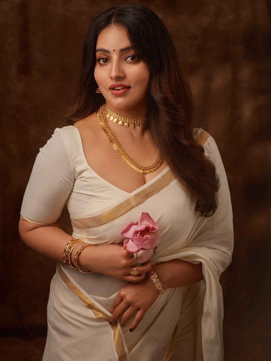 Malavika Menon dazzles in vibrant traditional Onam outfit.