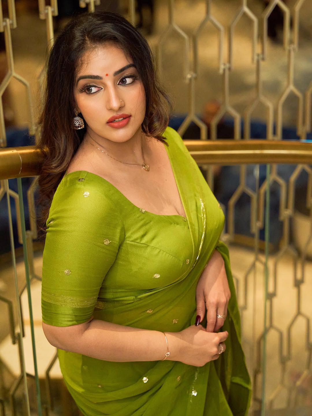 Saree hotness of Malavika Menon captured in graceful candid pose.