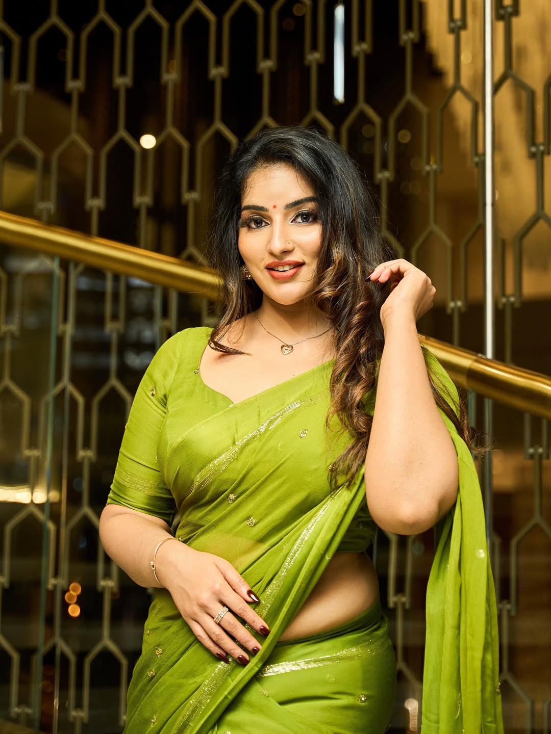 Elegant Malavika Menon saree hotness picture glowing with grace.
