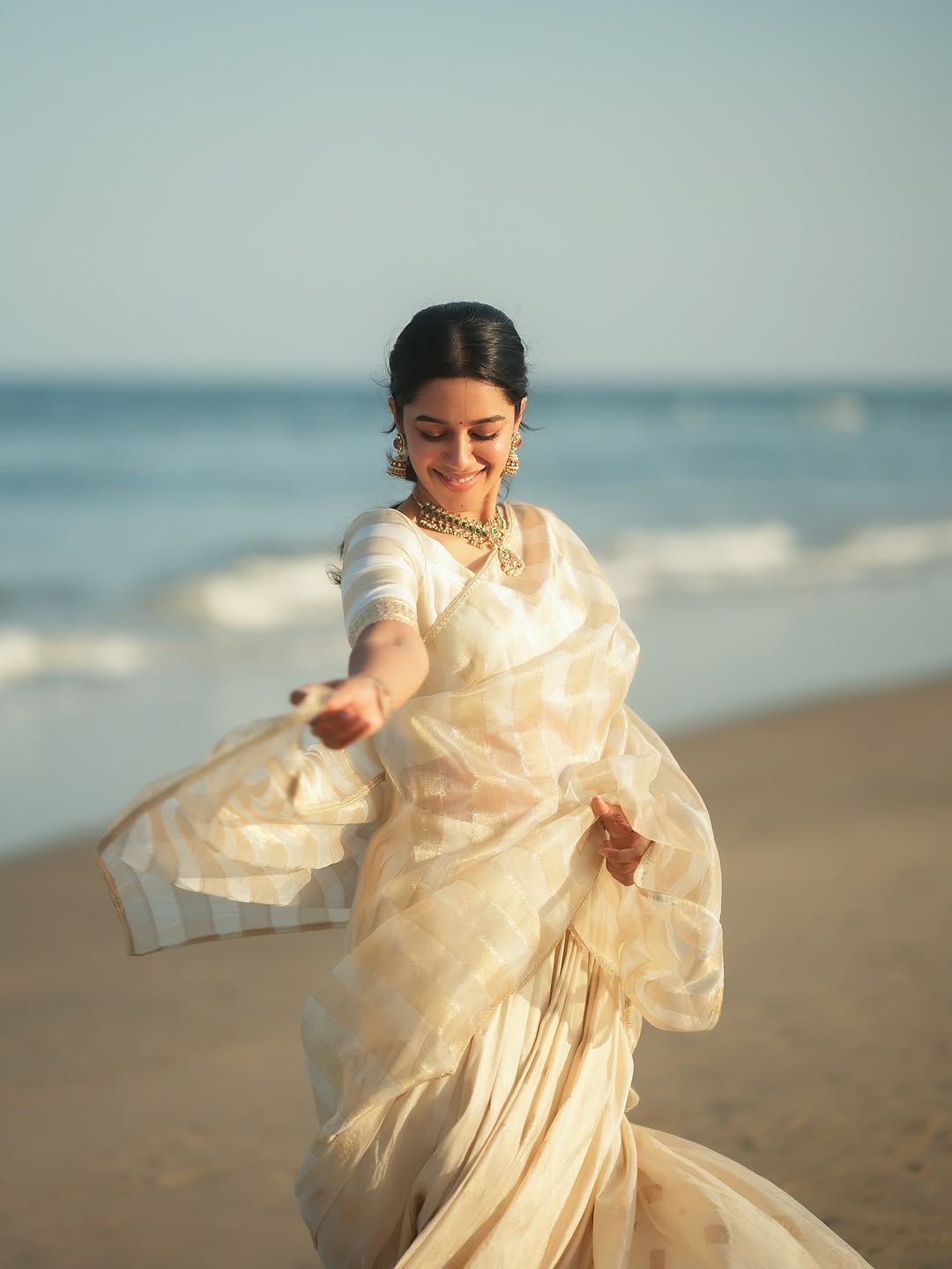 Mirnalini Ravi looks breathtakingly elegant in stylish saree outfit.