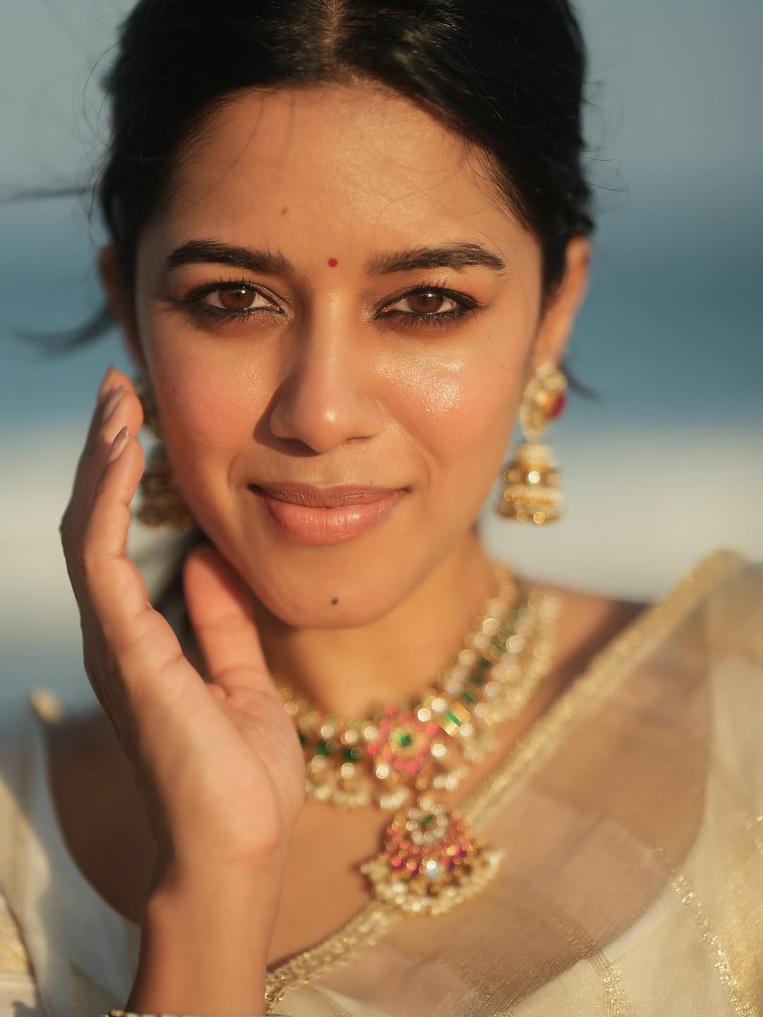 Saree look highlights Mirnalini Ravi’s pure elegance and charm.