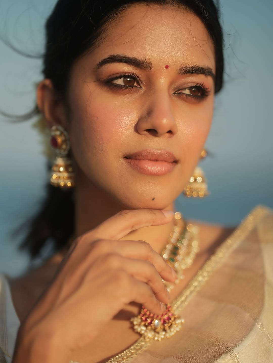 Mirnalini Ravi stuns fans with graceful saree appearance.