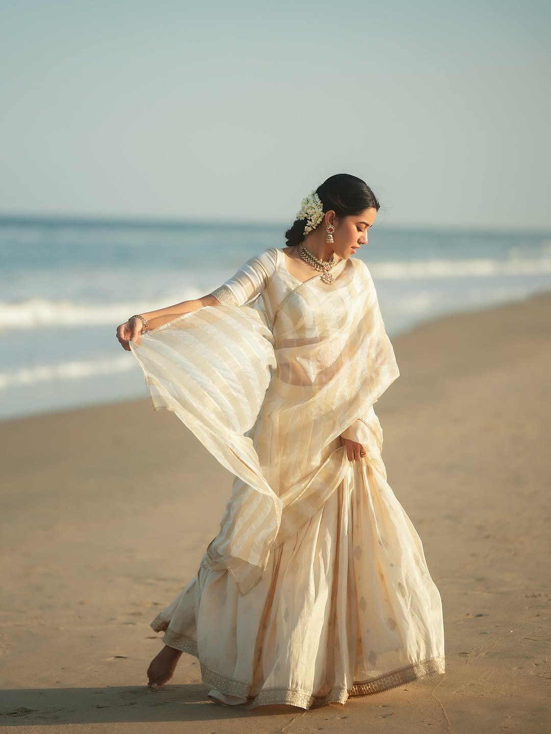 Elegant saree style brings out Mirnalini Ravi’s stunning beauty.