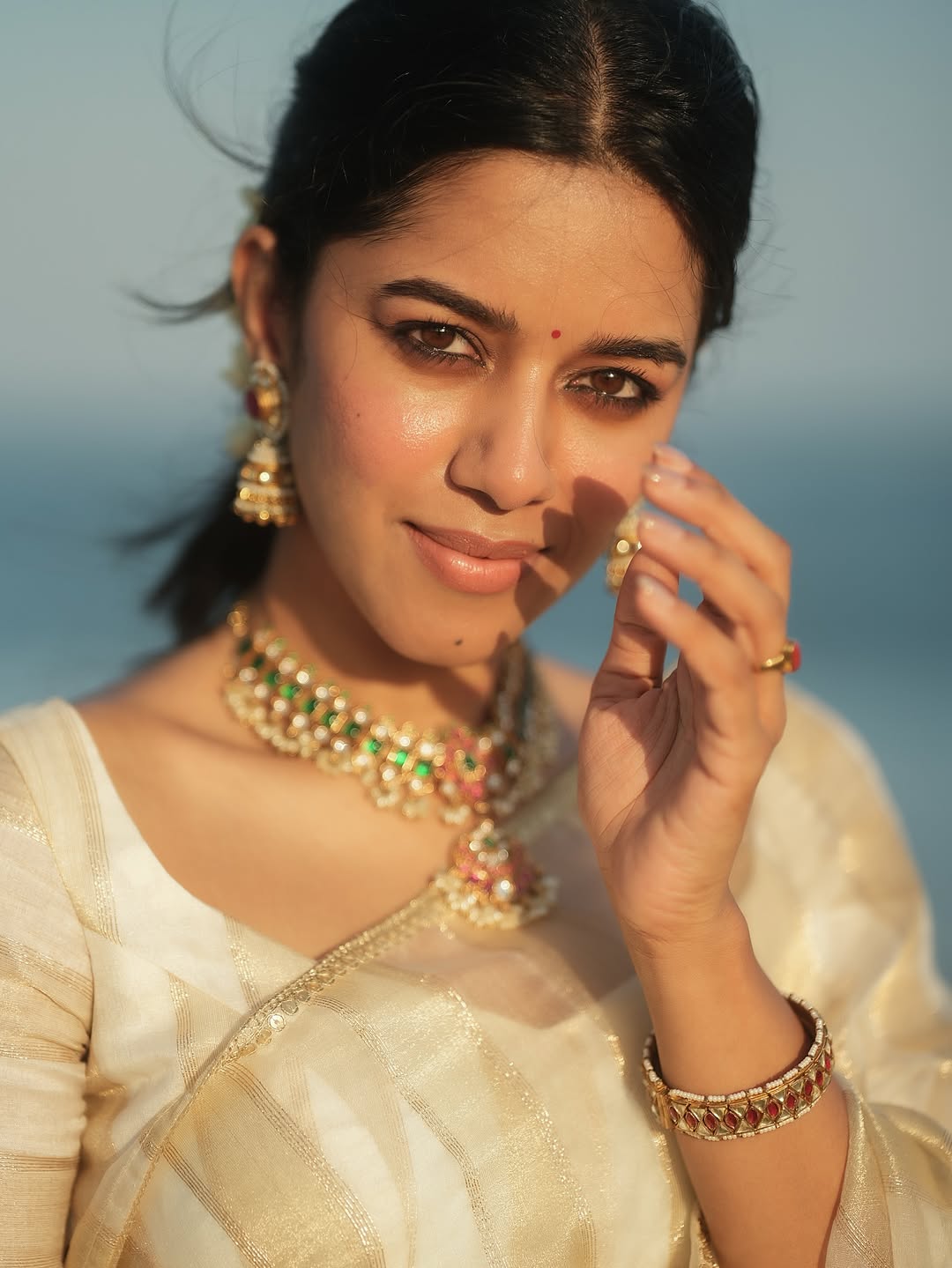 Saree fashion accentuates Mirnalini Ravi’s charm and sophistication.