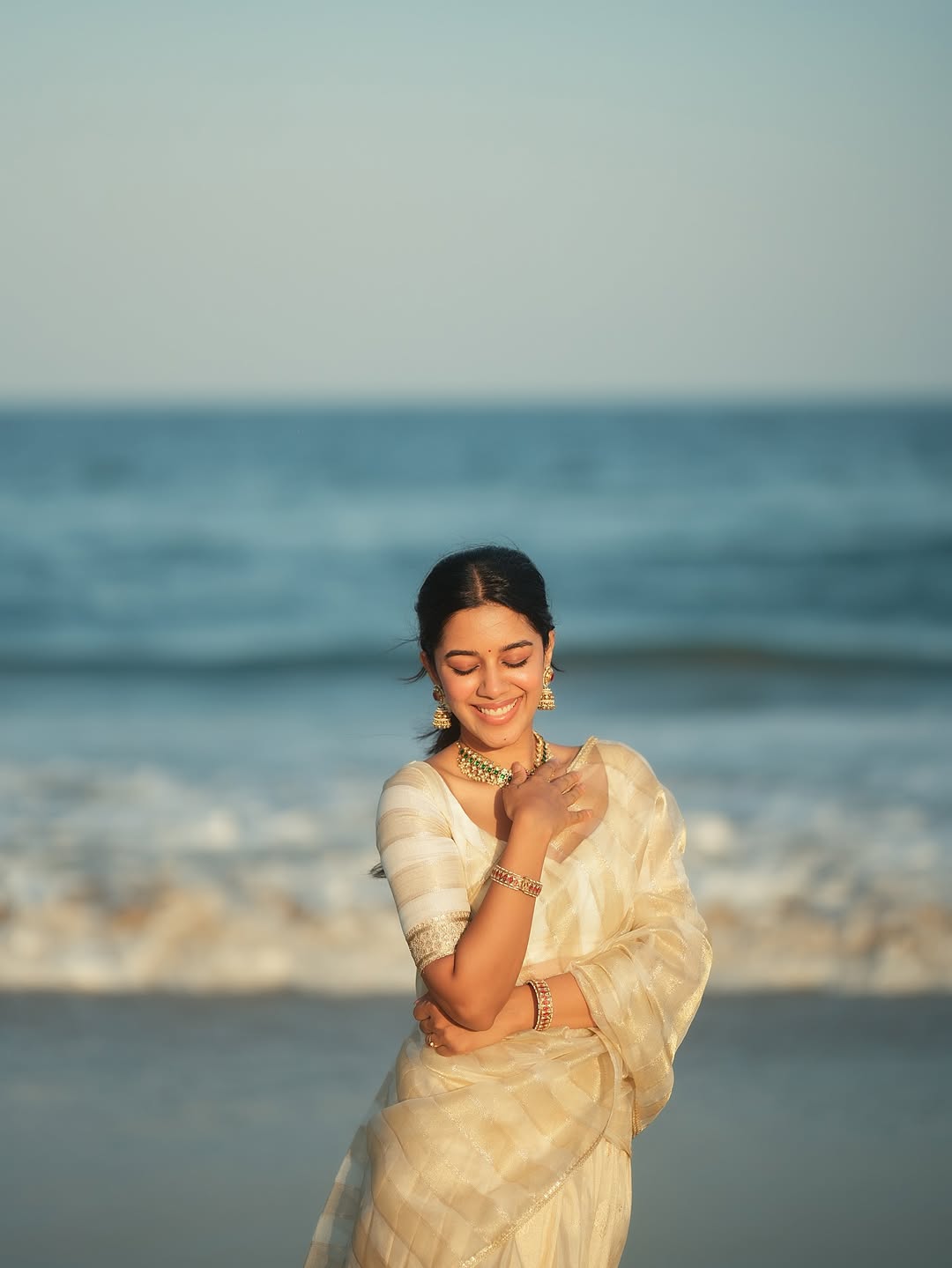Fans adore Mirnalini Ravi’s flawless saree look and elegance.