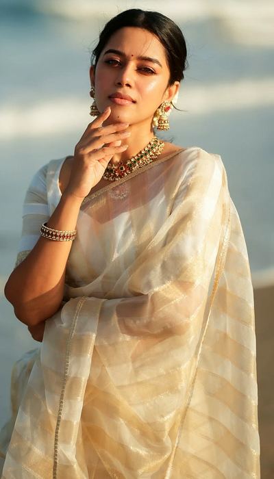 Pure Elegance: Mirnalini Ravi’s Gorgeous Saree Look
