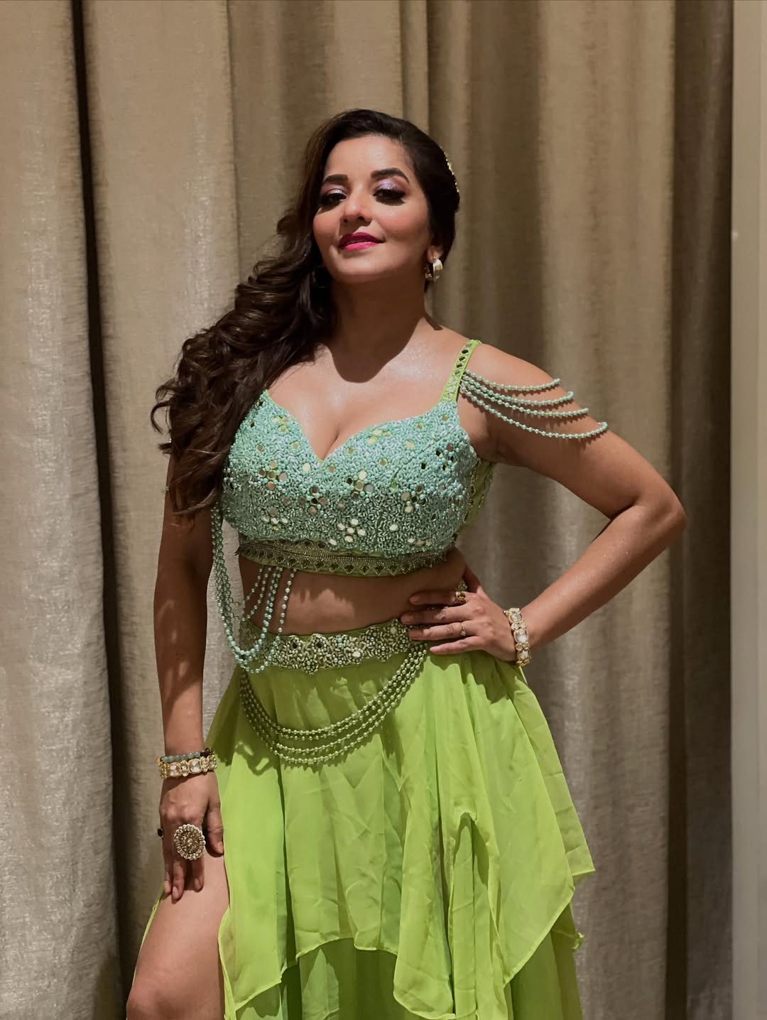 Monalisa's Confident Pose In A Thigh-High Slit