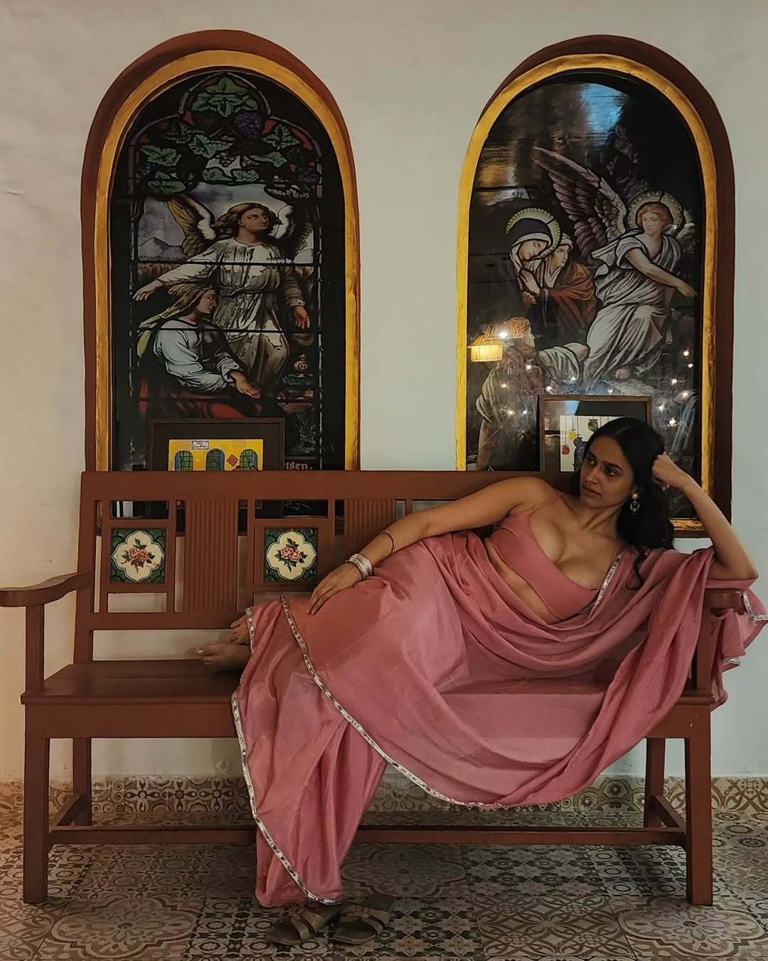 Pallavi Flaunts Her Toned Curves In A Dreamy Pink Saree