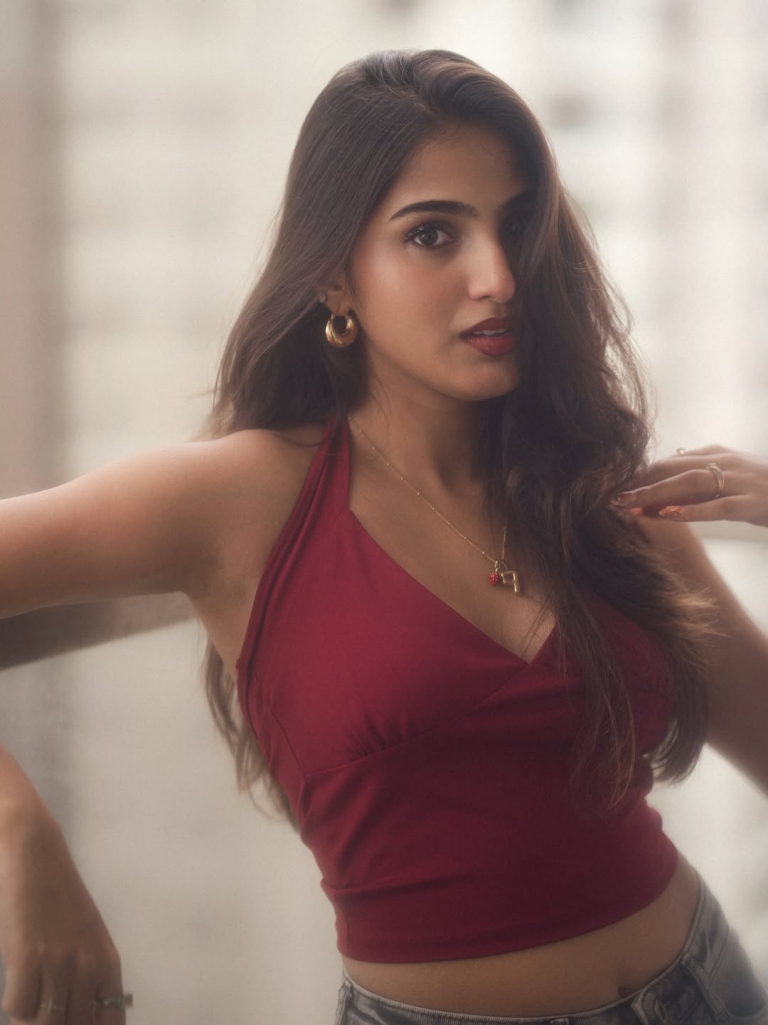Stylish Pranavi Manukonda radiates confidence with her fire-and-flowers look