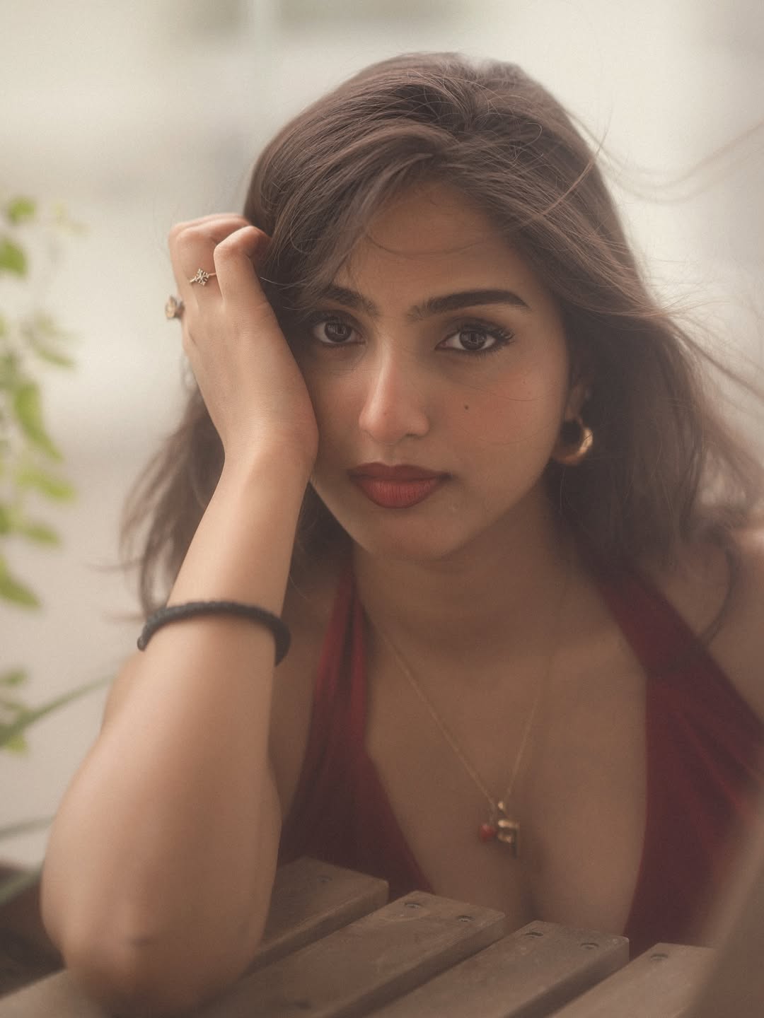 Pranavi Manukonda stuns in chic fashion, balancing elegance and boldness