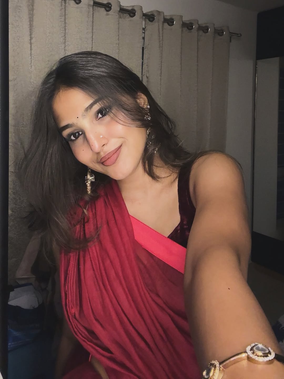 Curvy Saree Glam Of Pranavi Manukonda Photoshoot