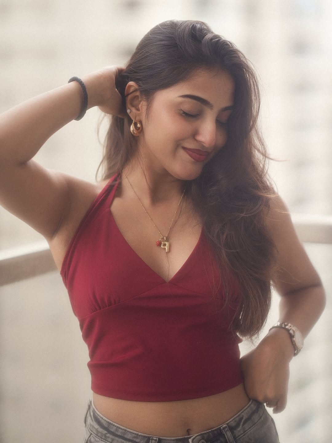 Charming Pranavi Manukonda captures hearts in a perfectly balanced fashion look
