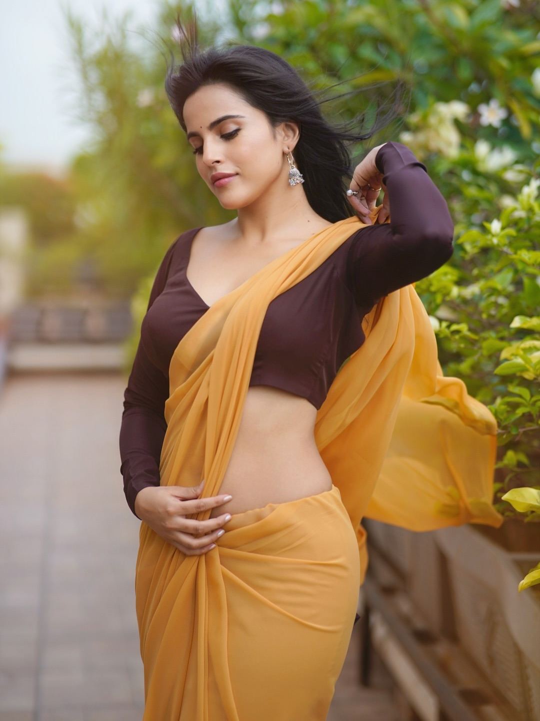The Actress Flaunts Her Toned Navel In A Saree