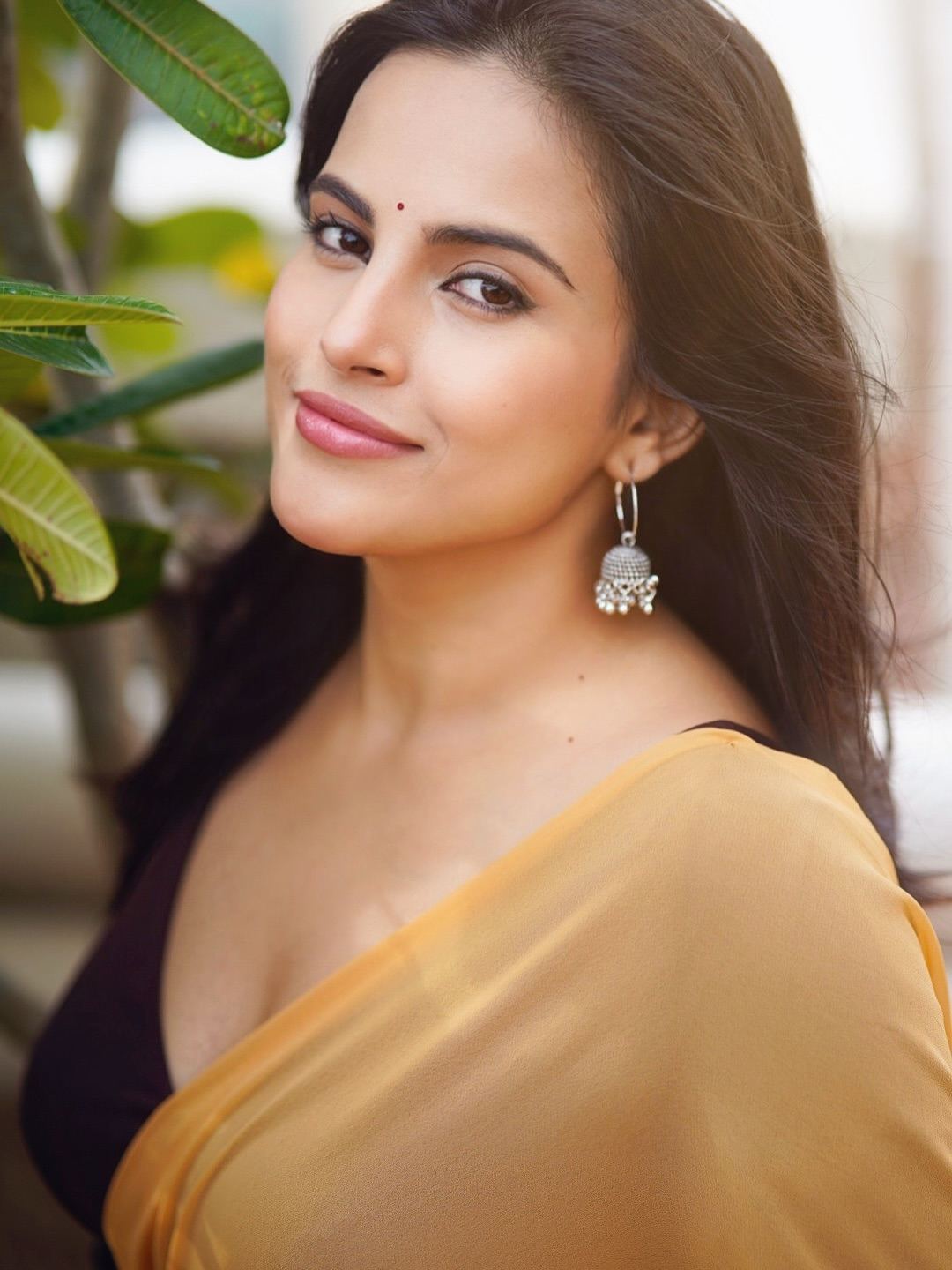 Pratiba Chaudary's Elegant Look And Silver Jhumkas