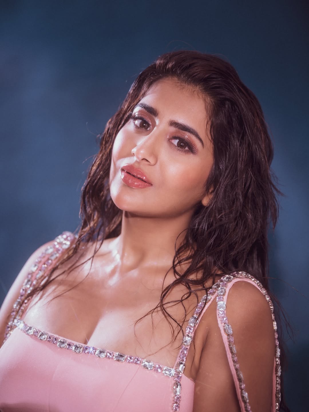 The actress's wet hair look complements her sensational mermaid-style outfit.