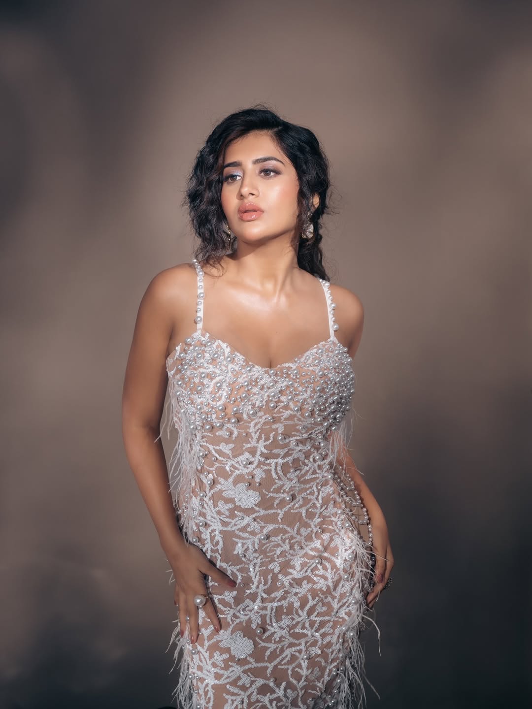 Shimmery Glow of Hotness, Rashi Singh flaunts flawless beauty with grace