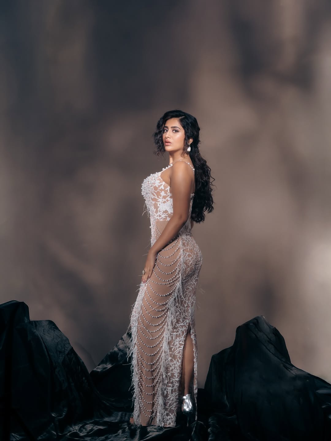 Elegant and confident vibes from Shimmery Glow of Hotness, Rashi Singh style
